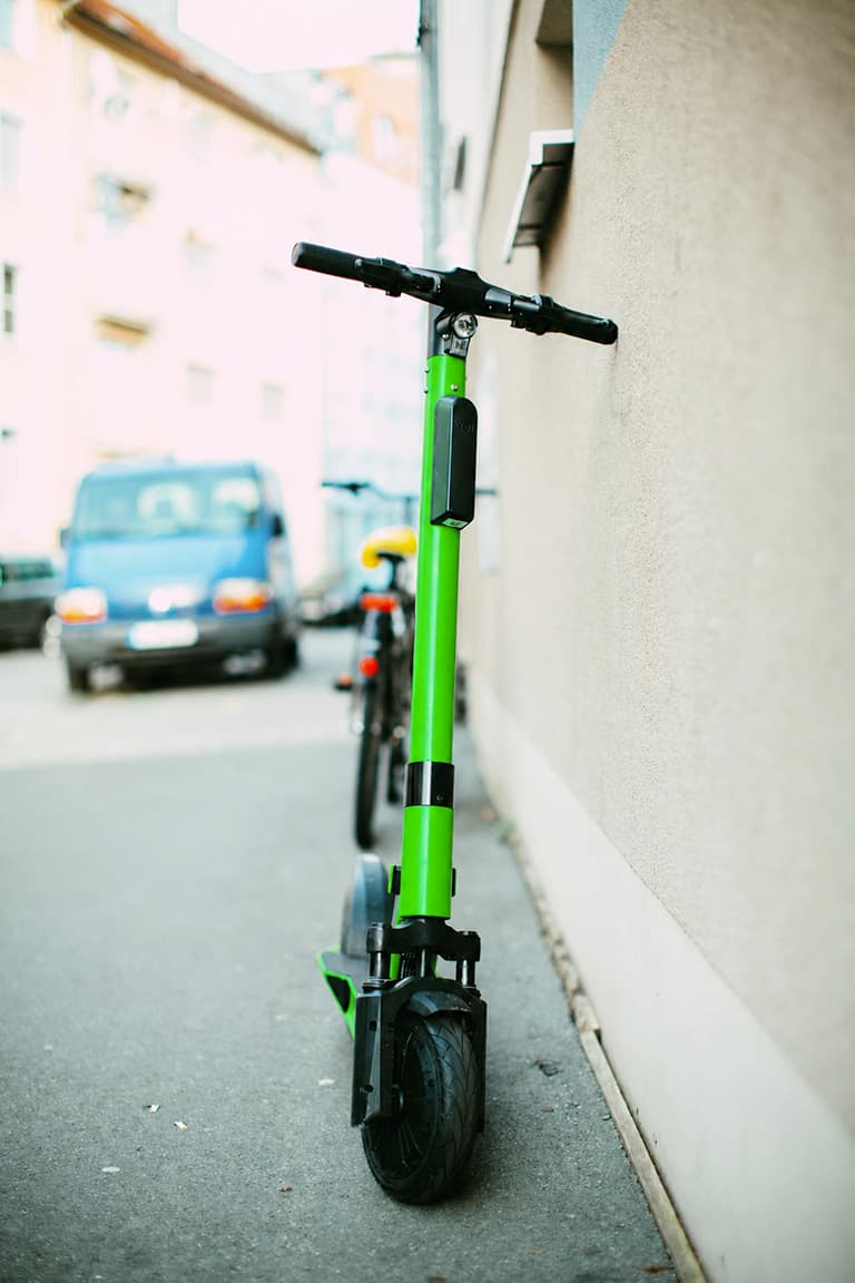 Monopattino elettrico parcheggiato in città